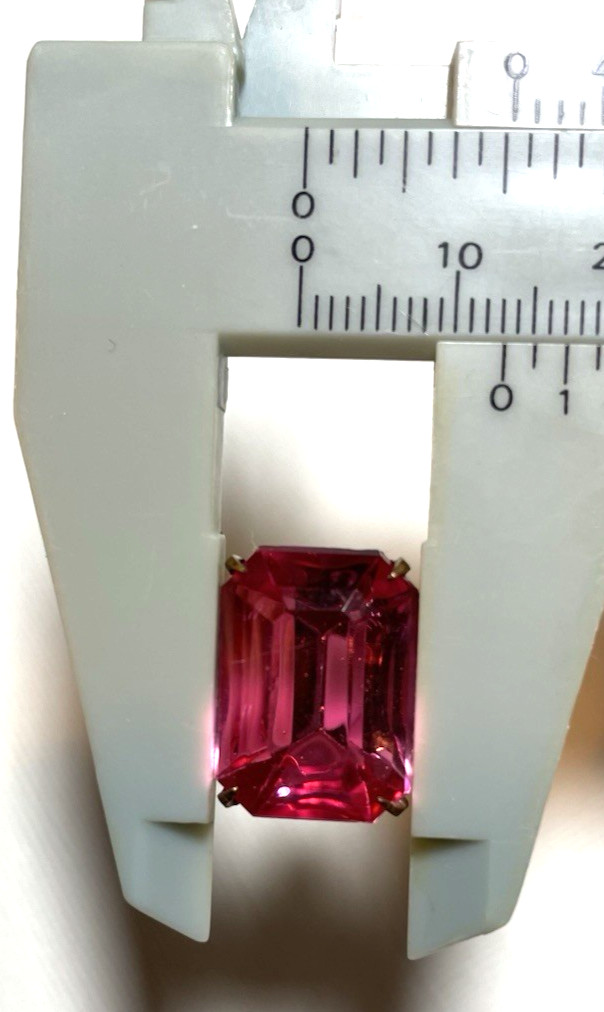 PR VTG LARGE EMERALD CUT BOLD FUCHSIA OR PINK RHINESTONE SCREW BACK EARRINGS