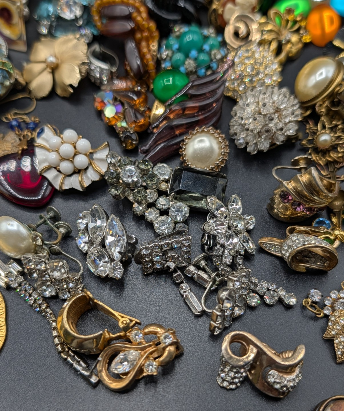 Large Lot of Vintage Singe Earrings For Crafts Aprox 2.5 lb