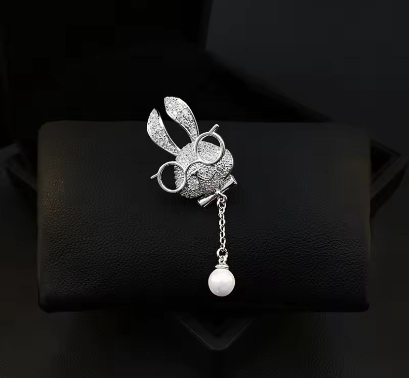 Sterling Silver Intellectual Bunny Rabbit Brooch With 8-9 mm Pearl Drop