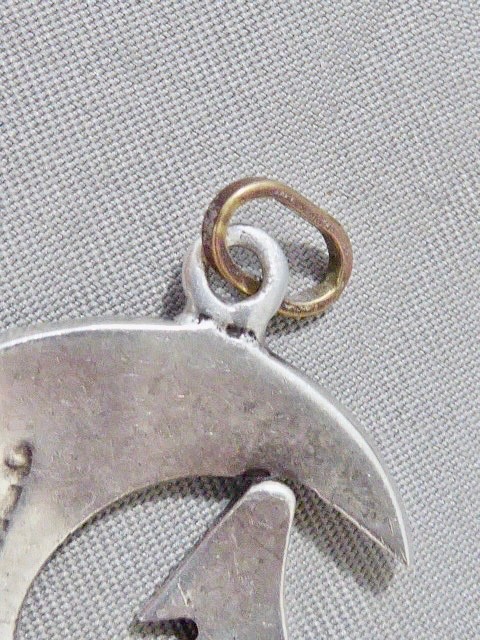 VINTAGE STERLING SILVER MEXICAN WOLF HOWLING AT THE MOON PENDANT 1″ BY 2″