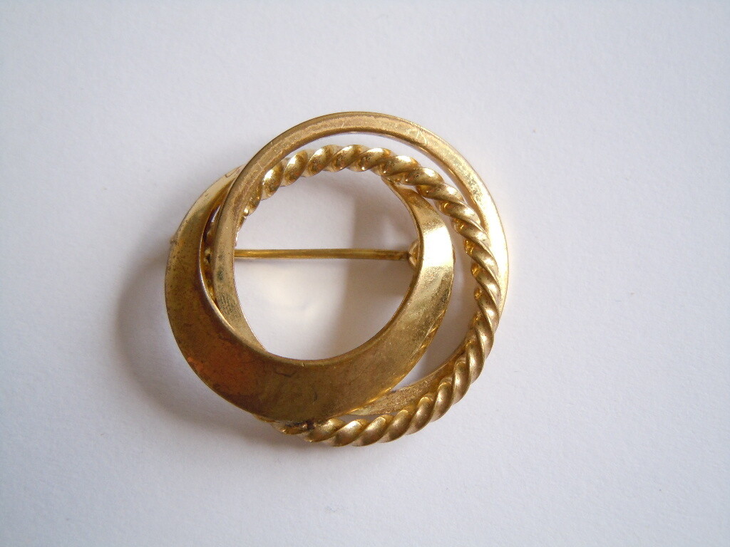 Vintage Brooch Rings Gold Tone Fashion Jewelry 7.2 G/3.2 X 3.0 Cm