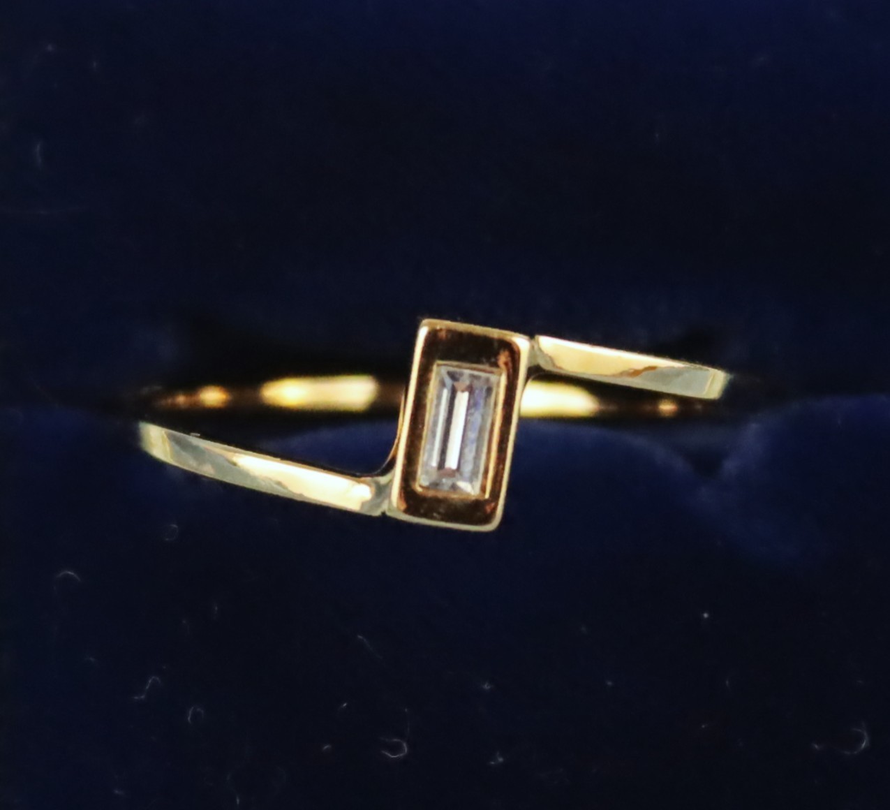 Unsigned Vintage 1985 Avon Delicate Hues Stackable Ring Crystal Baguette Stone 9