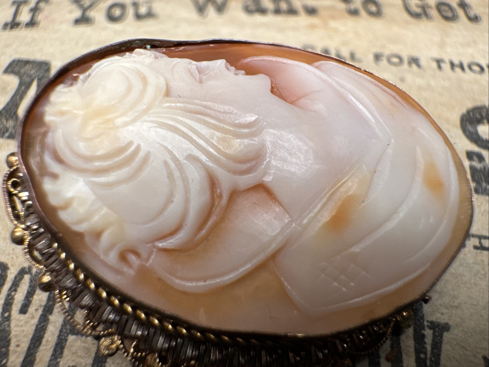 Vintage Carved Shell Cameo Brooch Pendant Beautiful #27￼