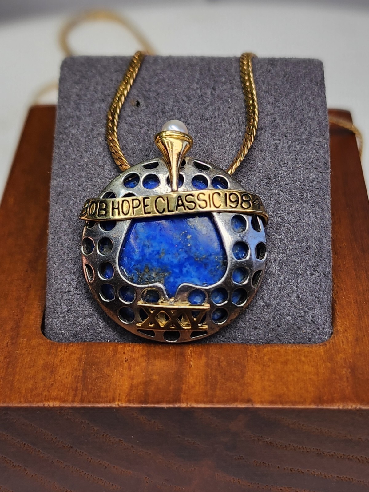 Vtg Bob Hope Desert Classic 1984 Lapis Lazuli Pendant with 18″ Chain Gold-tone