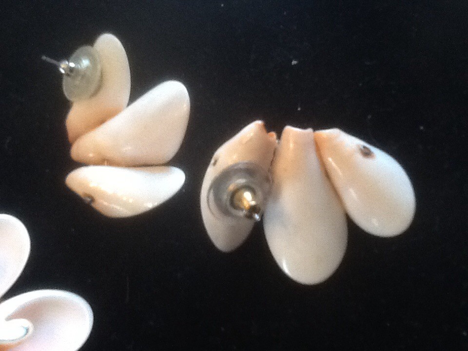 Pre-Owned Shell & MOP FLOWER PIN / Matching Earrings