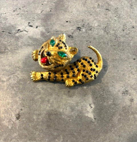 Vintage Gold Tone Leopard Cheetah cat Brooch Black Enamel Green Rhinestone Eyes