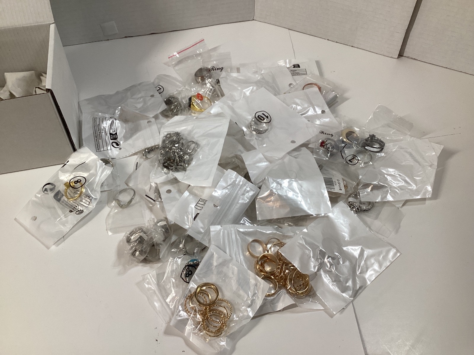 1lb Unsorted Modern Costume Rings Jewelry (M/F) Many Sizes Designs