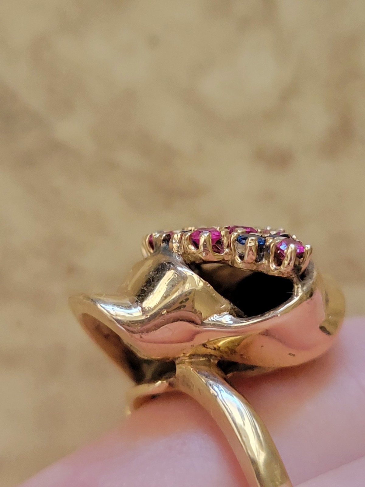 Vintage 1970s 14kt Gold Swirl Ribbon Ring W/ Ceylon Pink &Blue Sapphires Size 6