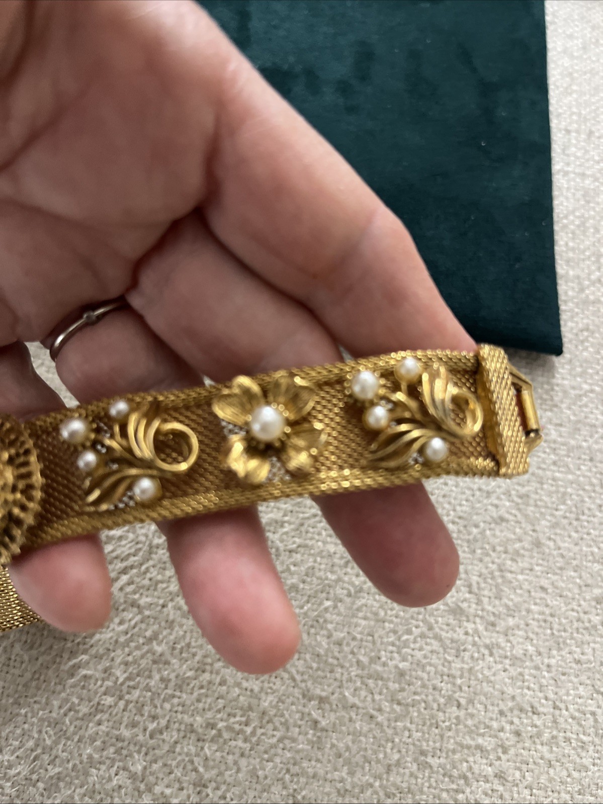 Rare Vintage Gold-Wash Mesh Floral Bracelet w/Cameo & Pearl Detailed Excellent