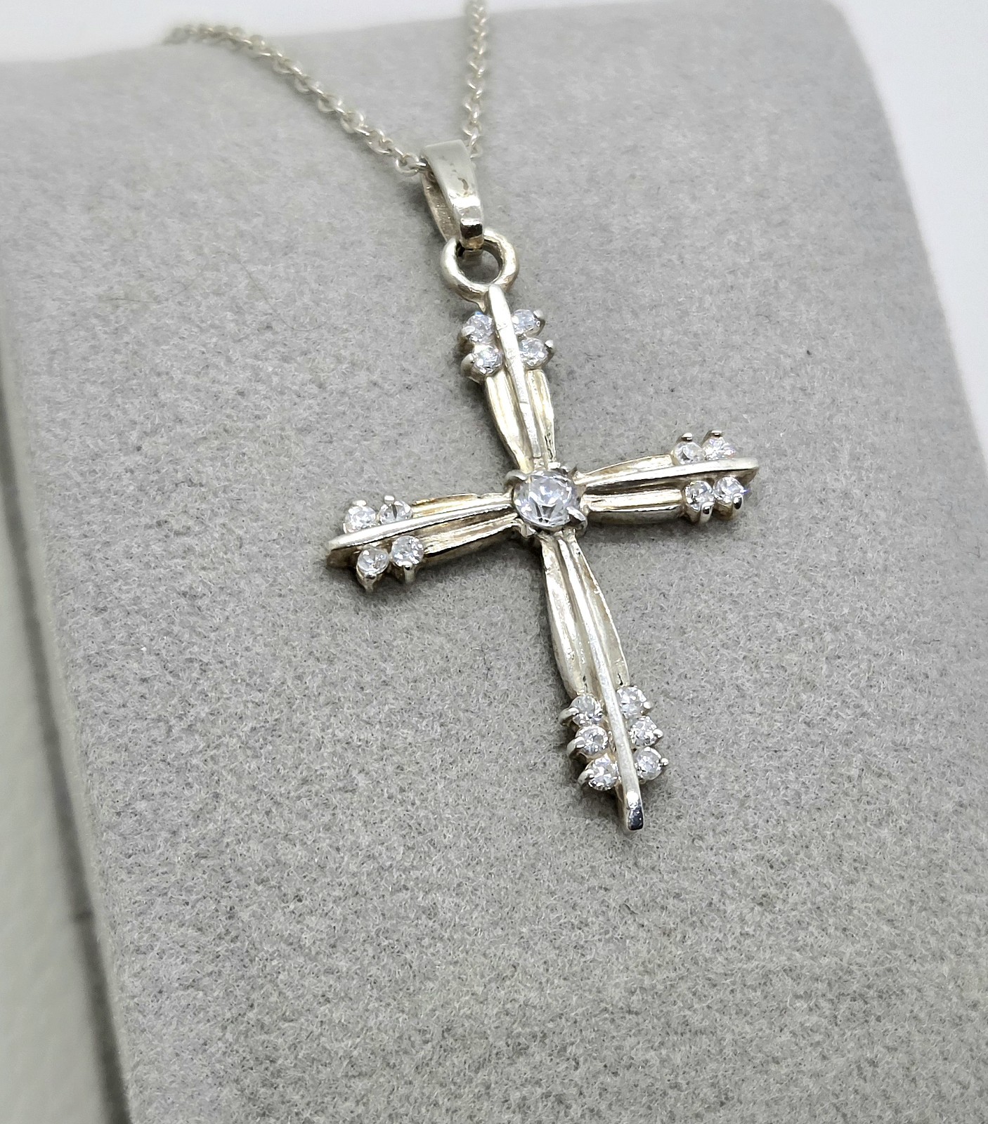 Vintage Avon Sterling Silver 925 Cubic Zirconia Cross Pendant Chain Necklace 19″