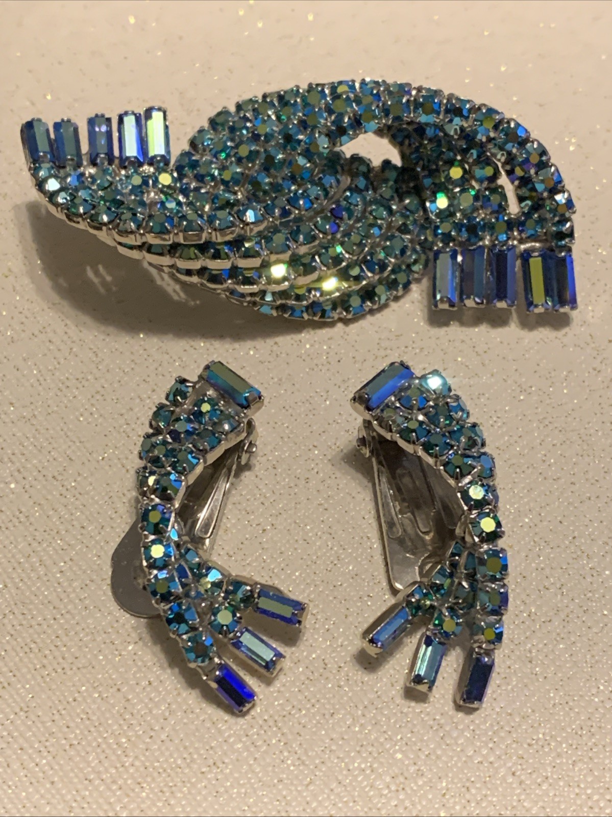 COCO’S ESTATE VTG KRAMER-STYLE BLUE AB DOUBLE TWIST BROOCH DEMI PARURE SET