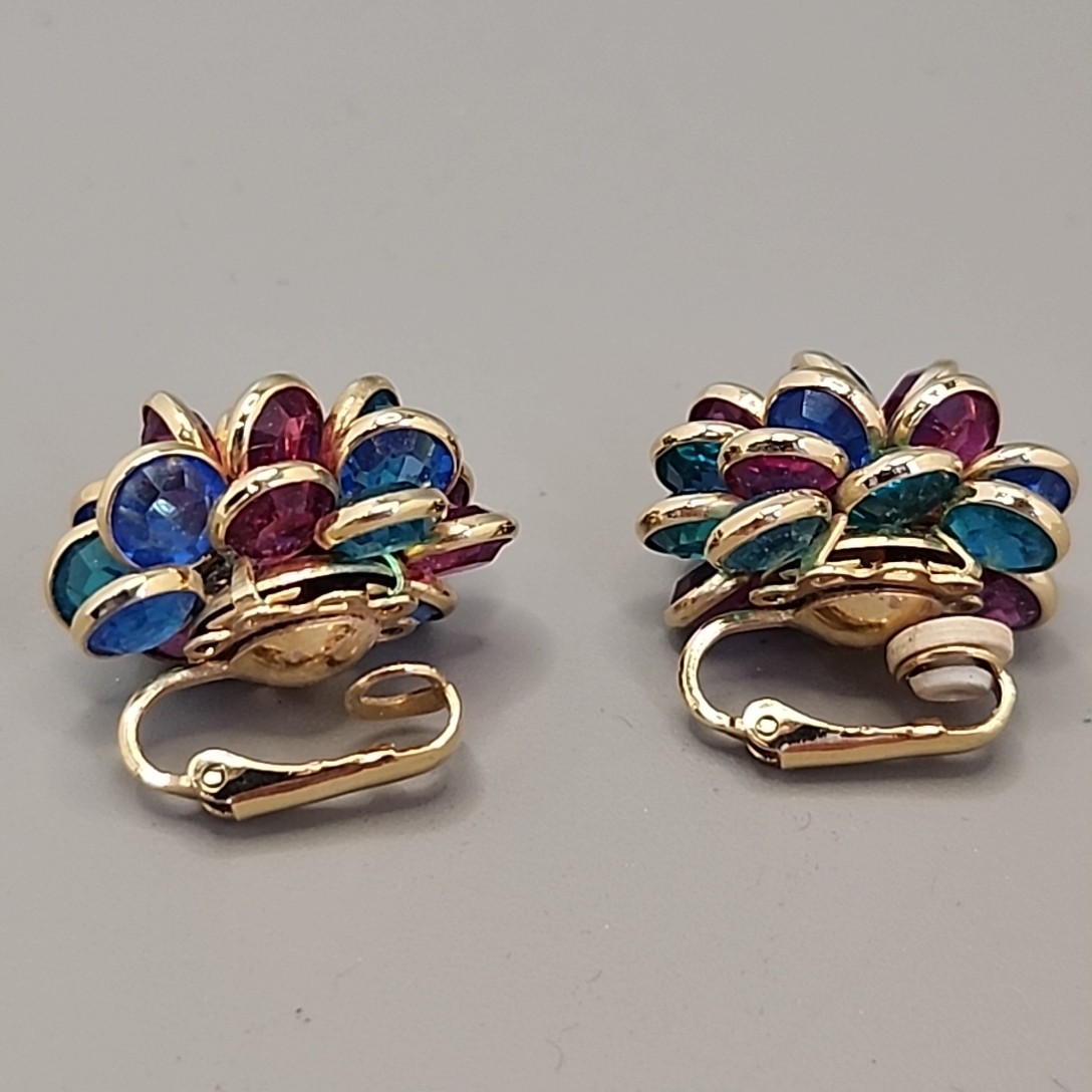 Vintage Open Bezel Clip On Earrings Gold Tone Layered Multicolor 3/4″