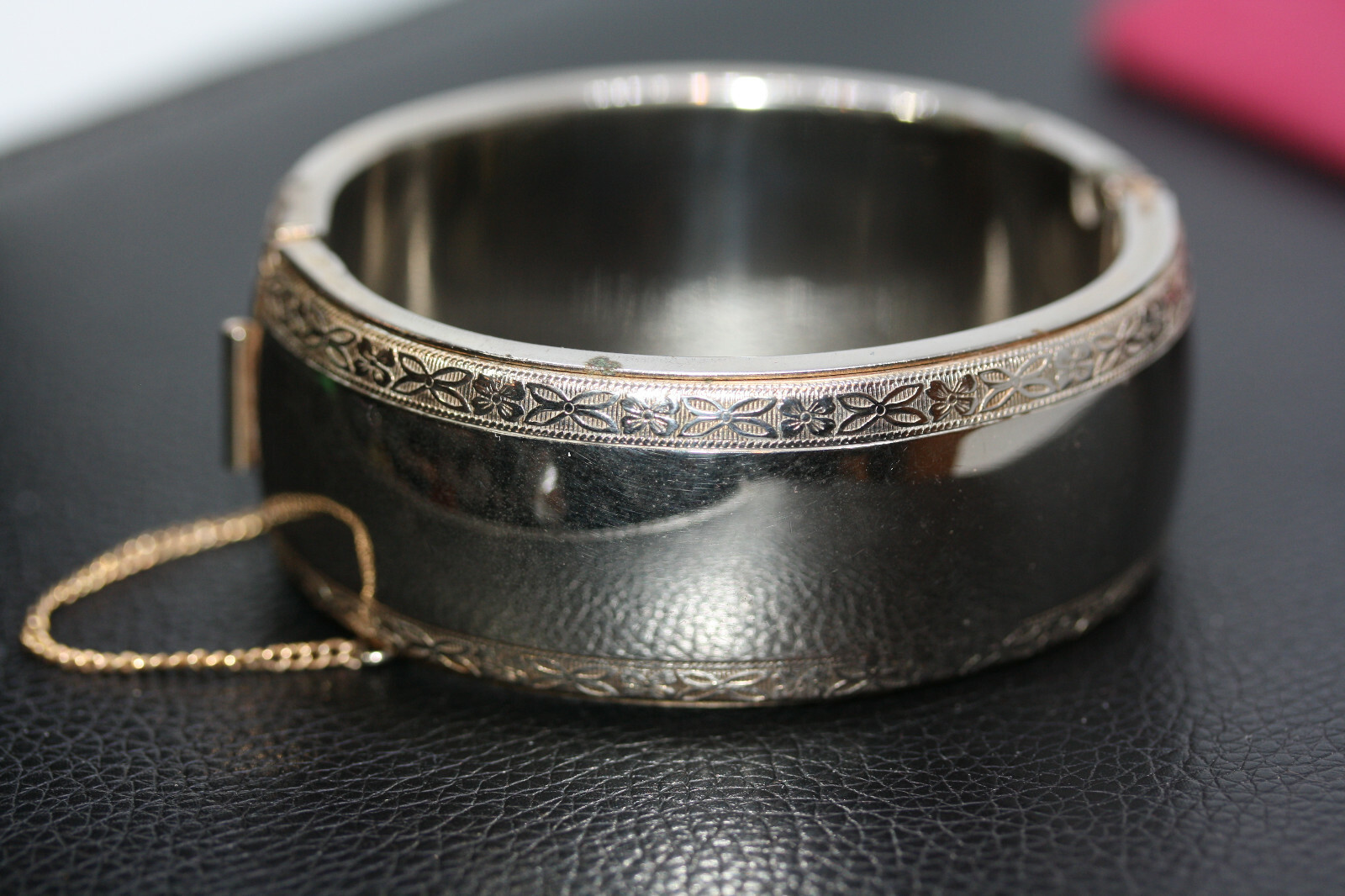 Vintage Silver Alloy Metal Ladies Engraved edge Bangle 1″ Wide Bracelet 6″ 56Gr
