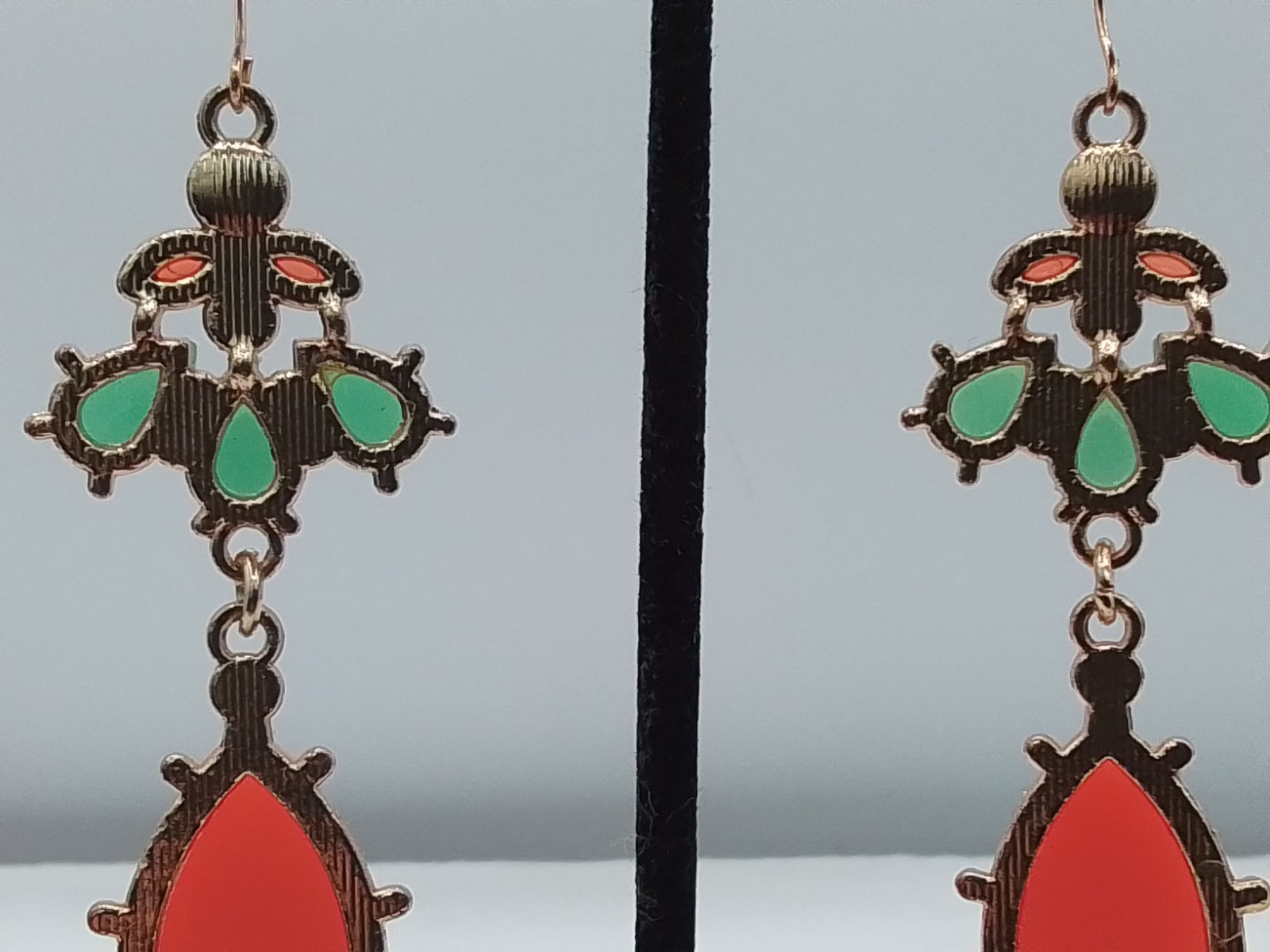 2.5″ DANGLE DROP FAUX JADE FAUX ORANGE CORAL RETRP HIPPY PIERCED EARRINGS VTG