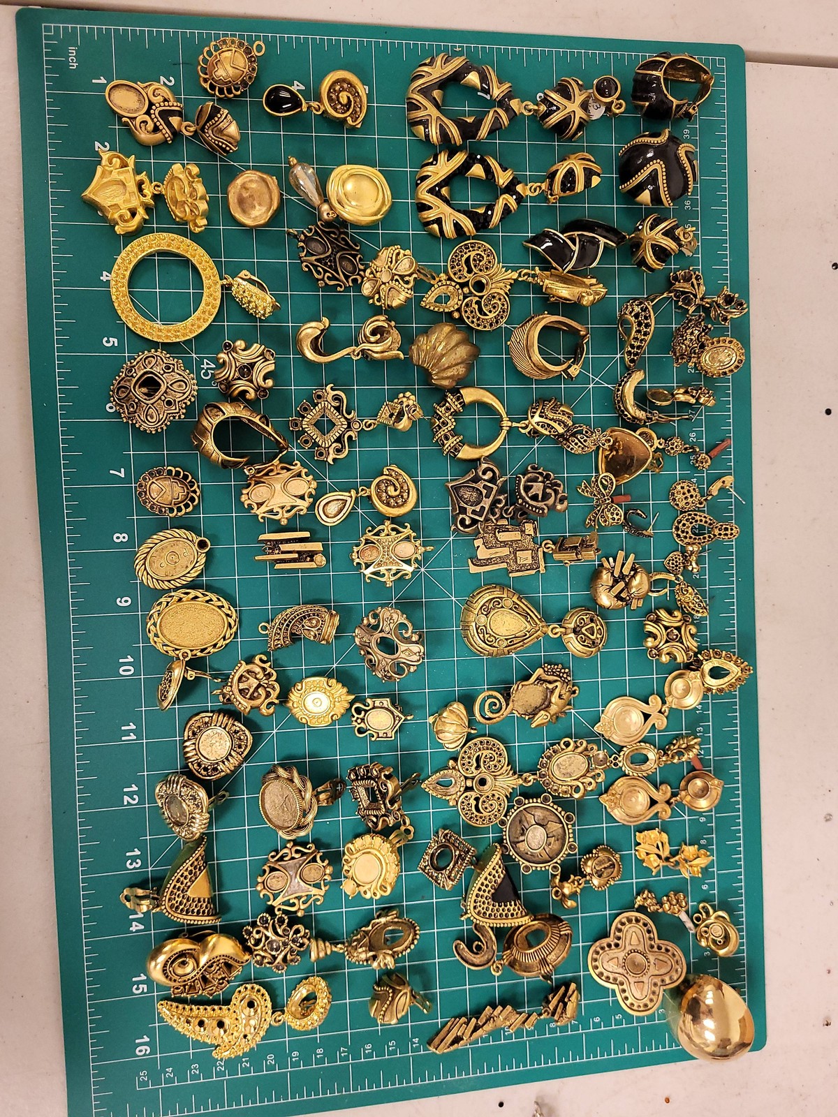 Vintage Costume Jewelry Lot Gold Tone Singles Earring Clip Supply Leonard Craig