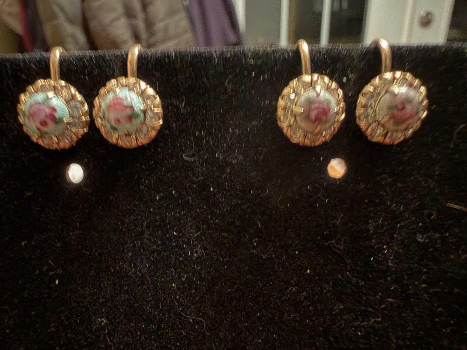 VTG Signed Vargas GoldTone Pink Roses Crystals Screw Back 0.6” Round Earrings