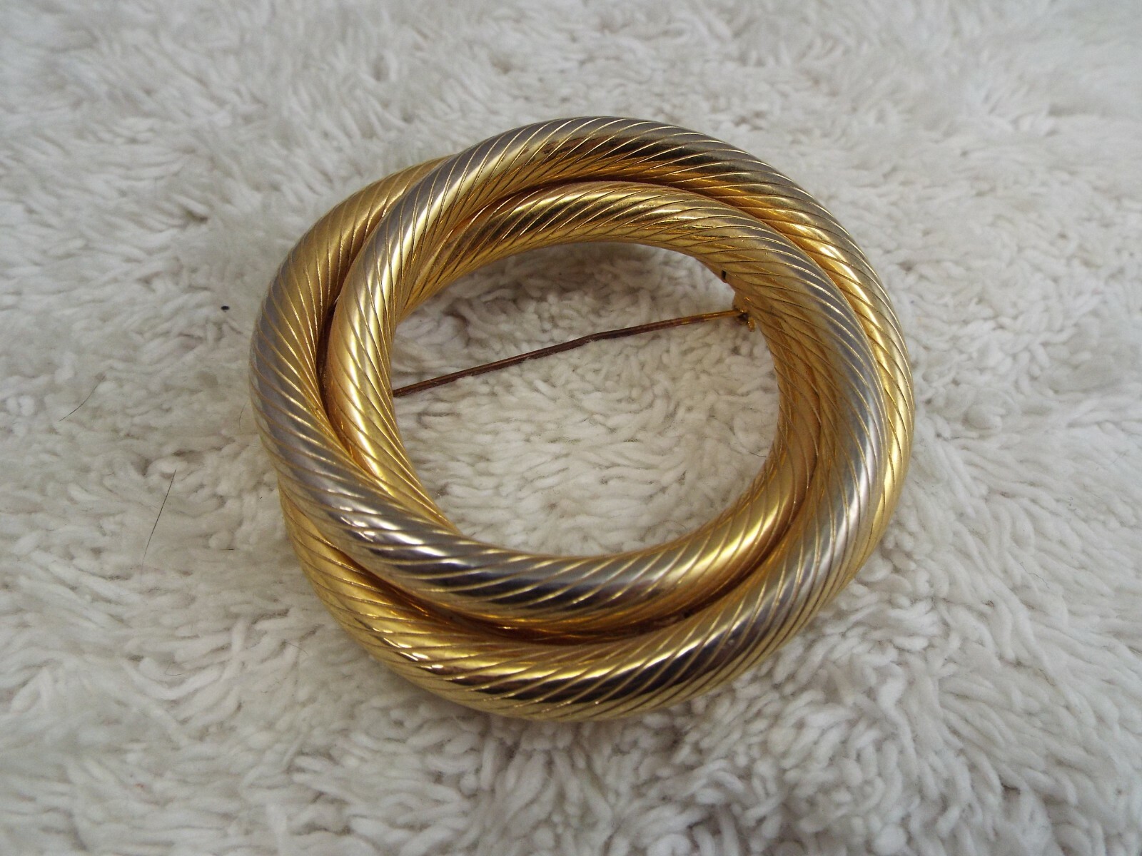 Goldtone Etched Rings Wreath Circle Pin (C23)