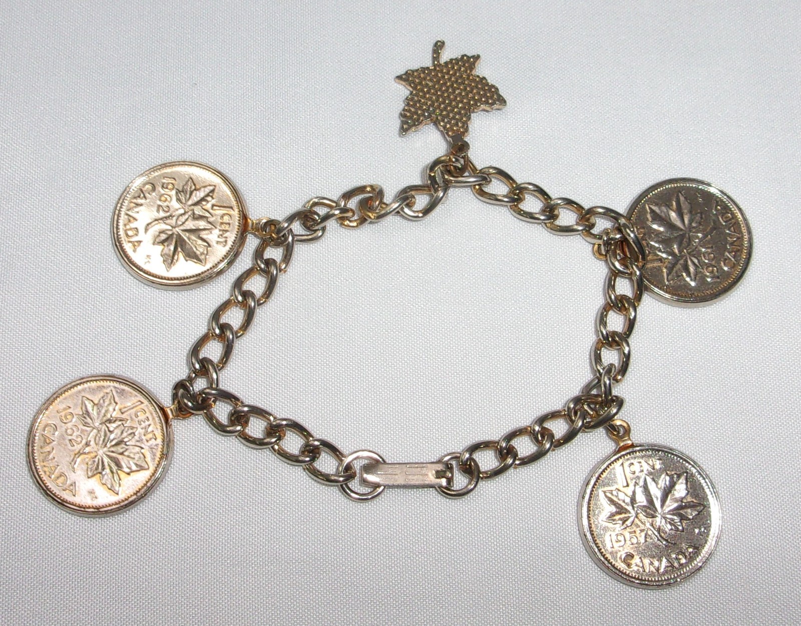 Vintage late 50’s – early 60’s Canadian Gold tone Penny Charm Bracelet – 7″