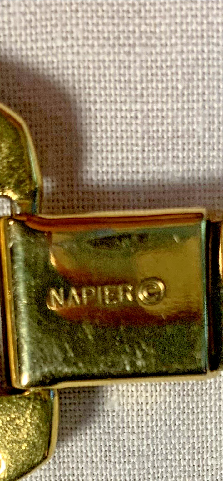 Vintage Signed Napier Black Enamel & Gold Tone Chunky Link Vintage Bracelet 8″