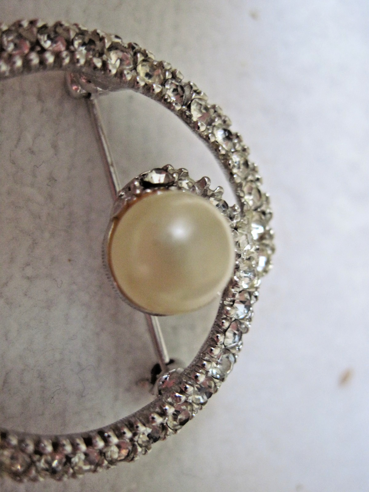 Vtg Marvella Signed Rhinestone & Faux Pearl Round Circle Pin Brooch