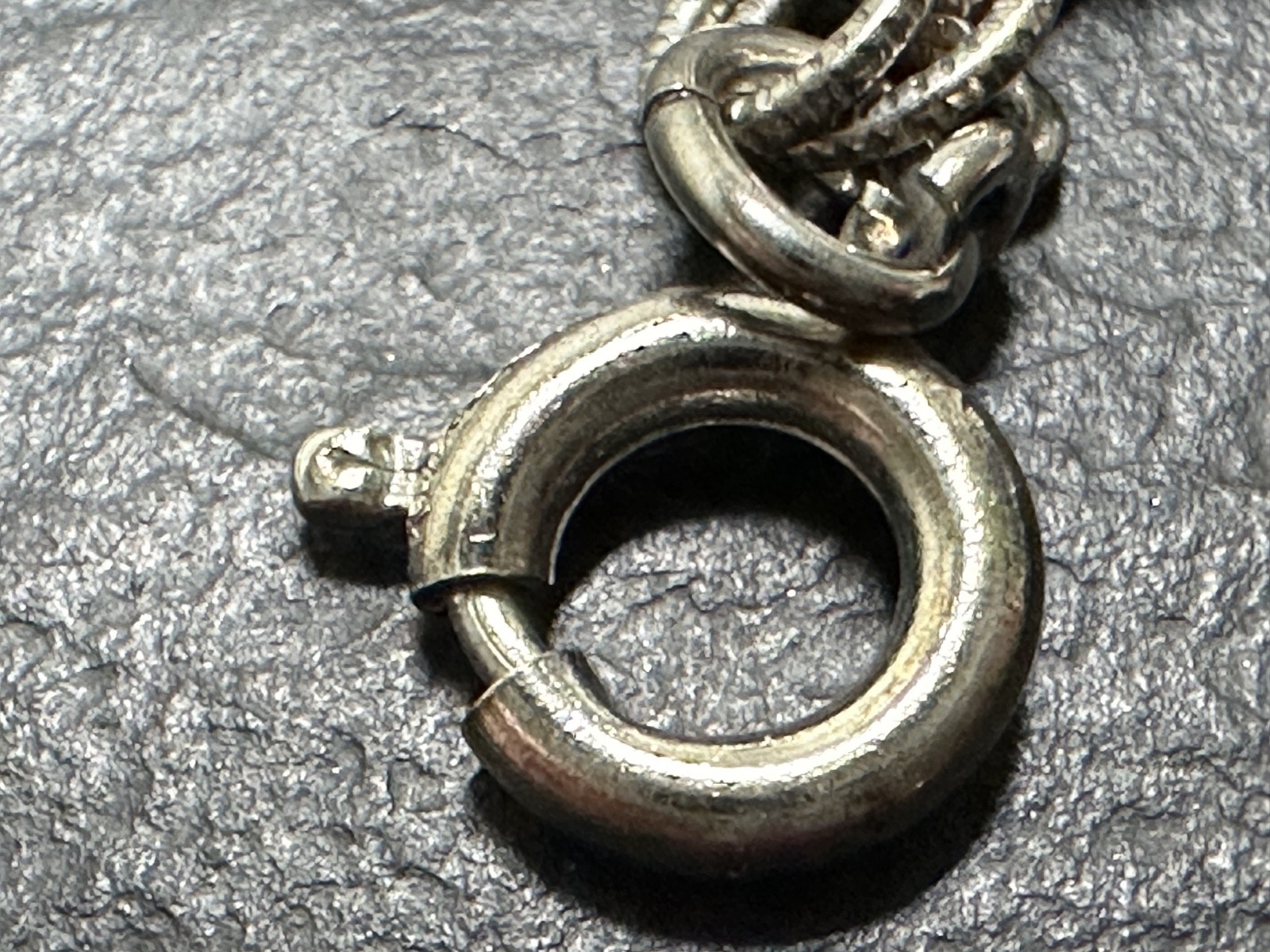 7 VINTAGE USA TRAVEL CHARMS & 7″ SILVER TONE BRACELET M195