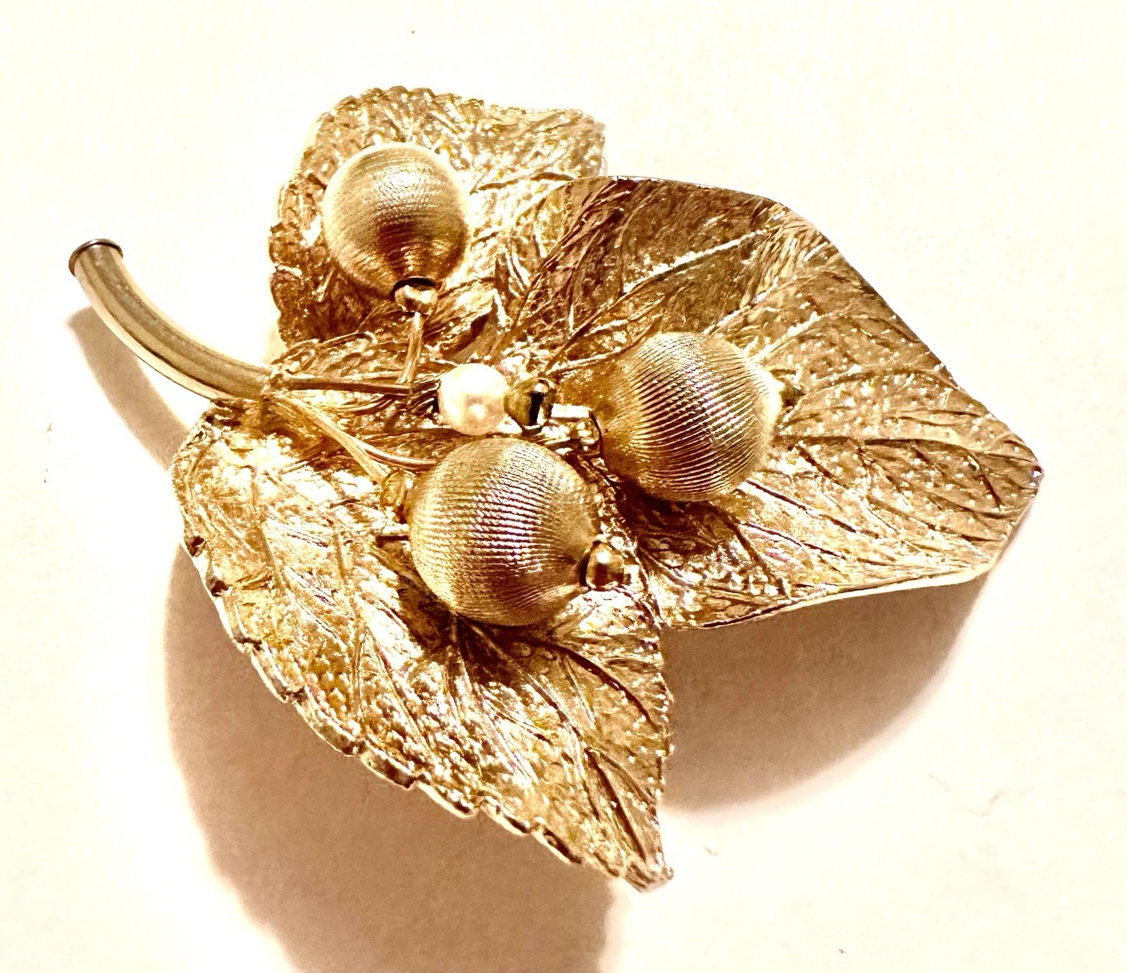 Vintage Signed Capri Gold Tone Acorn Leaf Brooch Pin Textured Leaves 2 5/8″