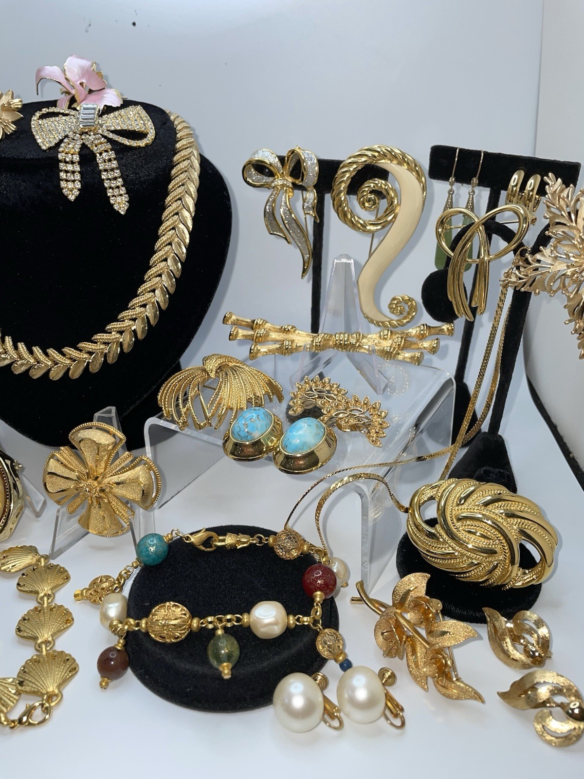 29 Pcs Vintage Gold Tone High End Jewelry Brooch Necklace Earrings Bracelet Lot