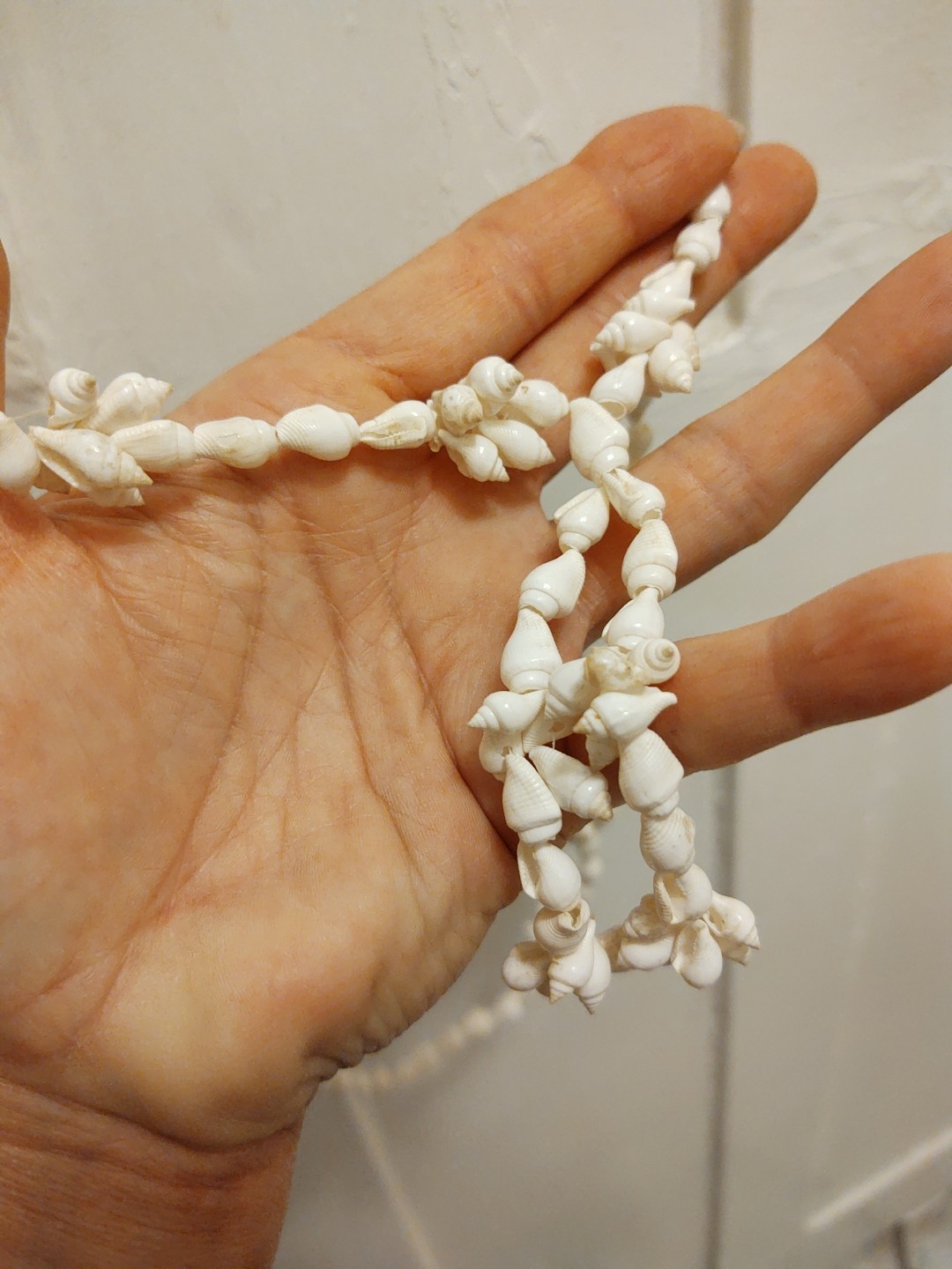 Vintage 1960’s-70’s Sun Bleached White Conch Shell Tassel 36″ Necklace