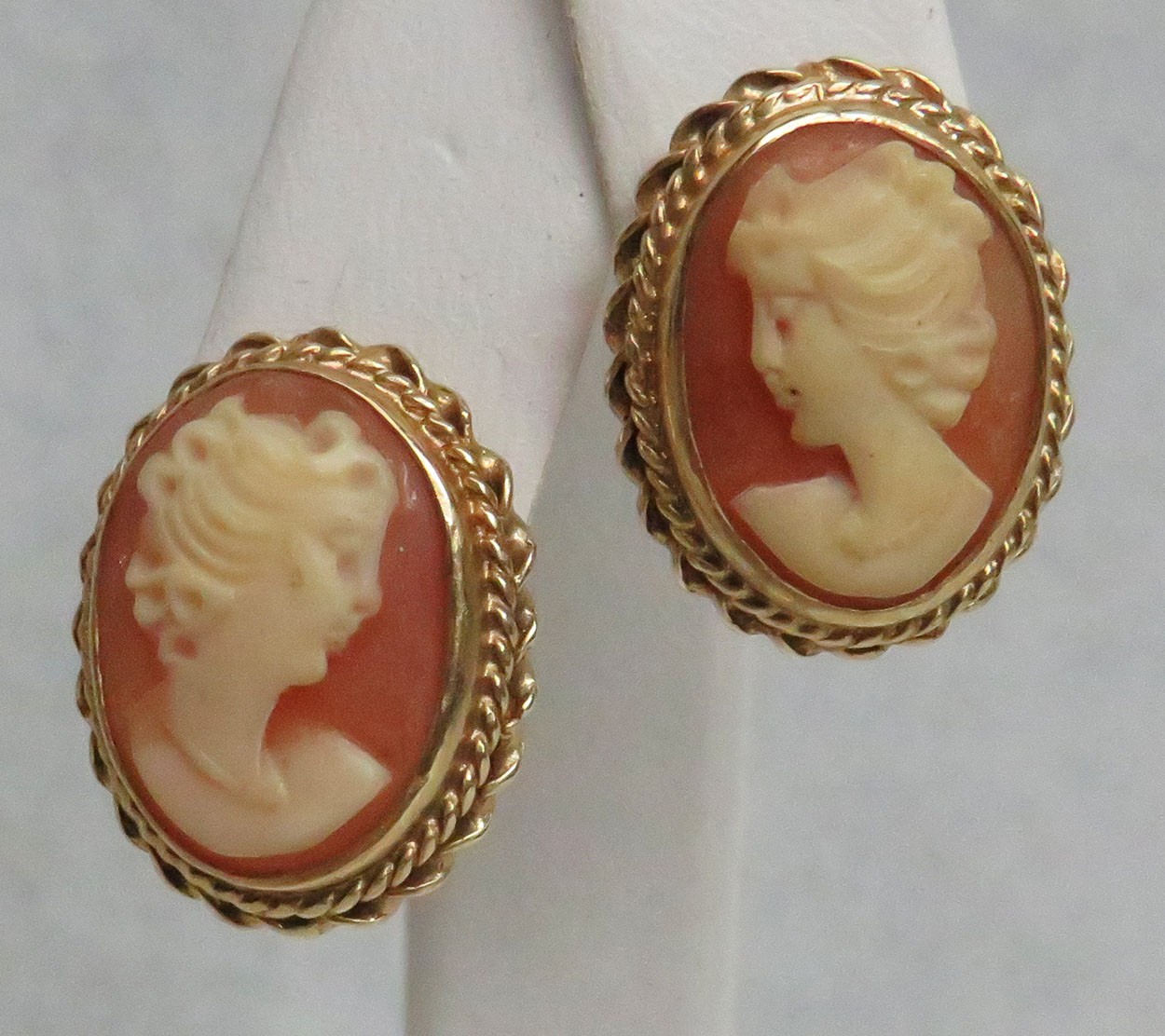 BEAUTIFUL PAIR VINTAGE 14k GOLD CAMEO EARRINGS