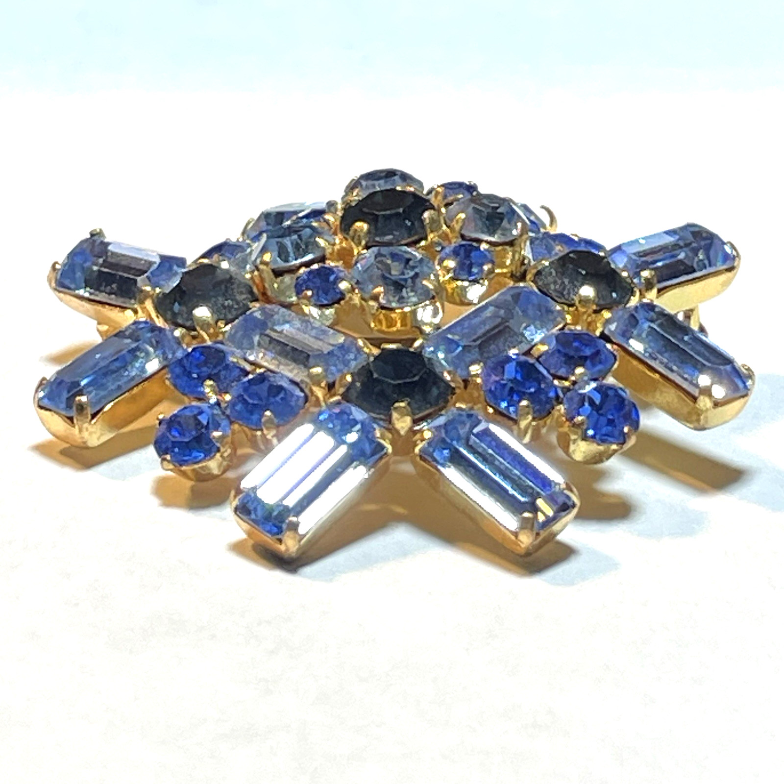VINTAGE AUSTRIA MINT BLUE RHINESTONE TIERED STARBURST BROOCH PIN MCM JEWELRY 50S