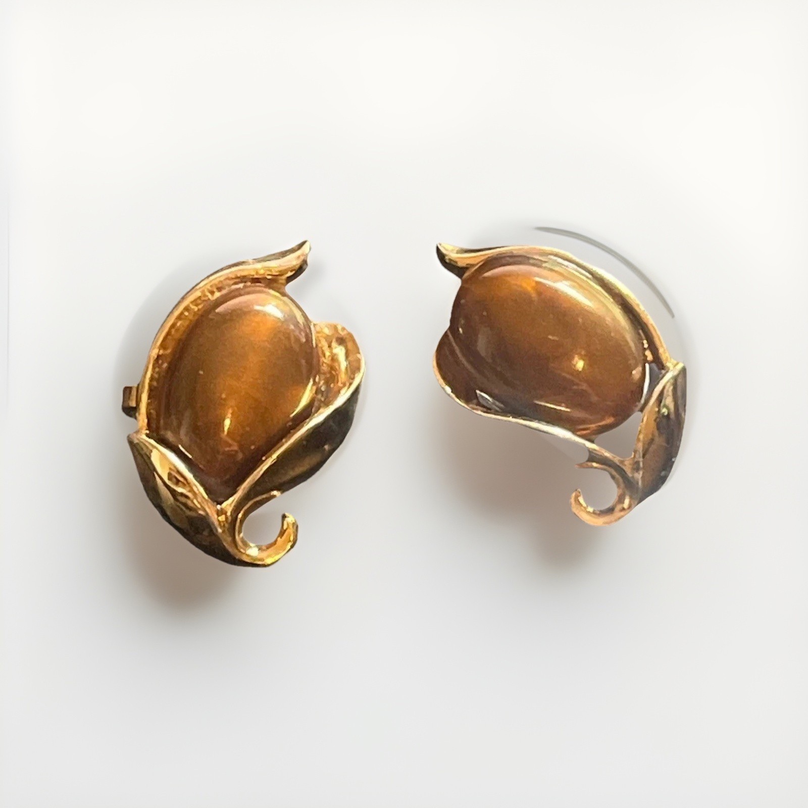 Vintage Signed CROWN TRIFARI Gold Swirl Brown Cabochon Clip Earrings 1950s