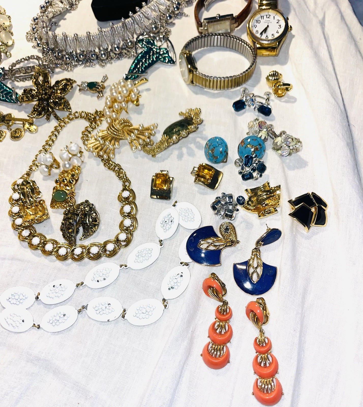 LARGE VINTAGE JEWELRY LOT CROWN TRIFARI GIVENCHY ELGIN HOBE ST JOHN LISNER MORE!