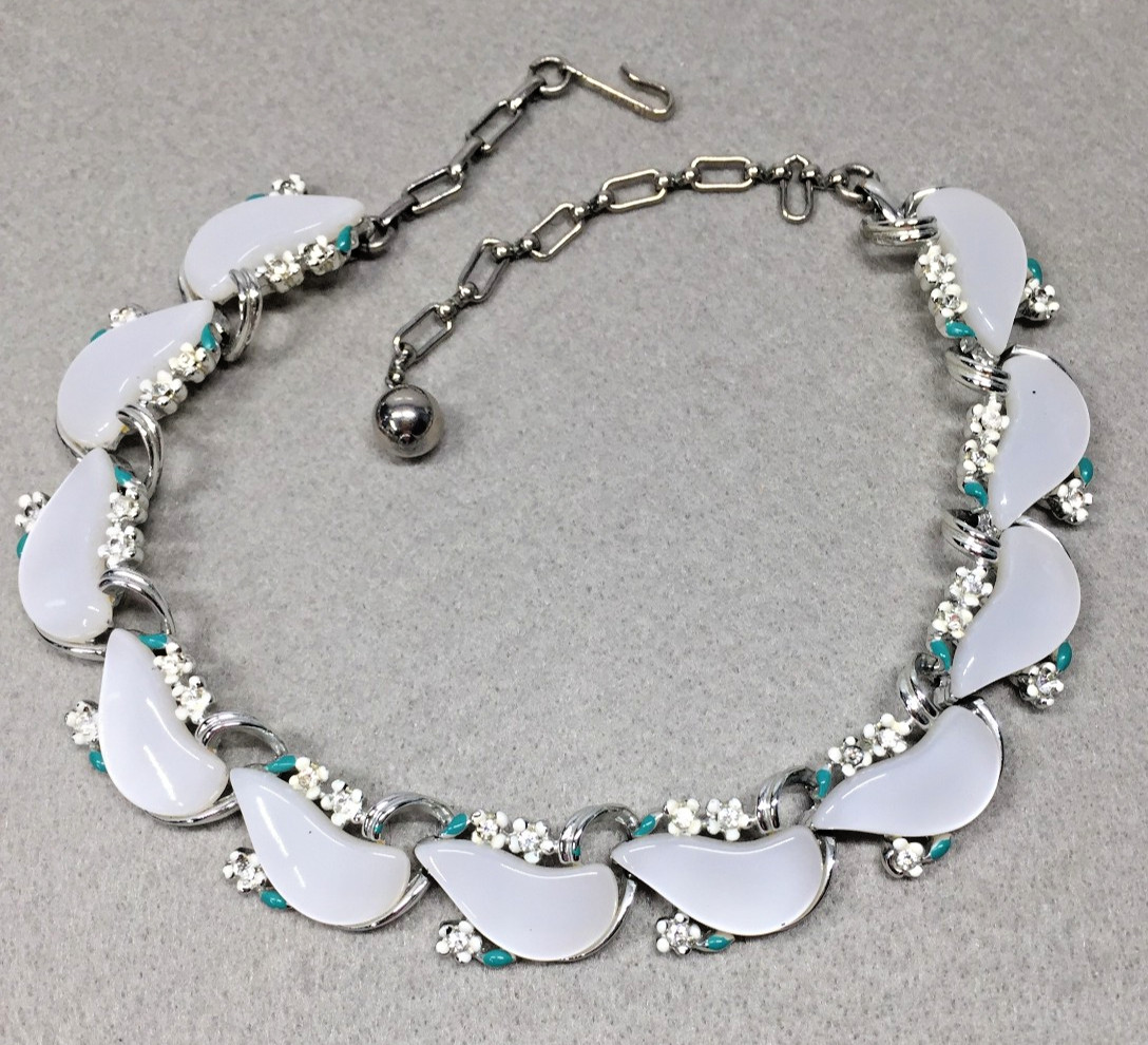 Vintage MID CENTURY SCHRAGER PEARL WHITE & RHINESTONE FLOWERS THERMOSET CHOKER