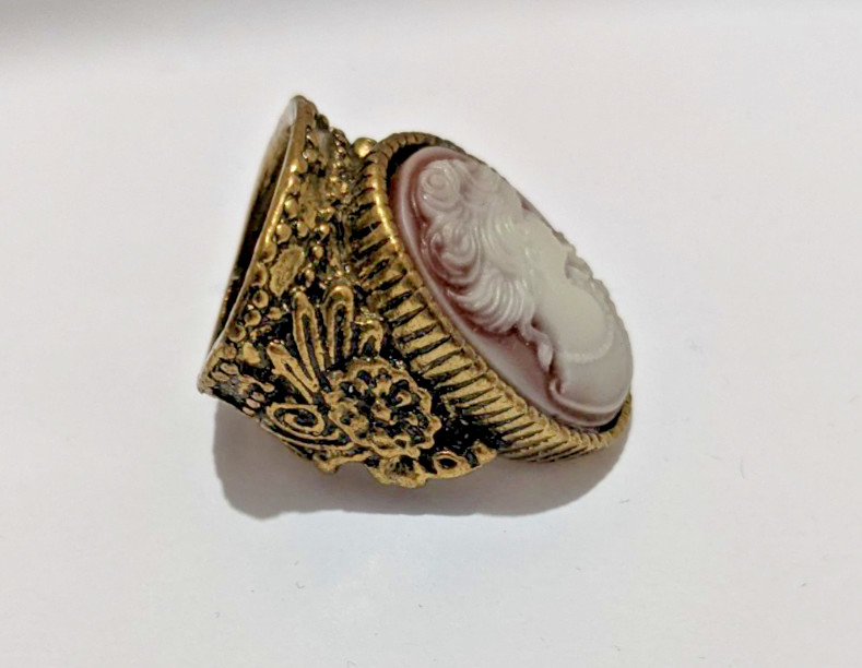 GE. Large Gold Tone Metal Alloy Purple White Carved Acrylic Cameo Ring Size 5.5