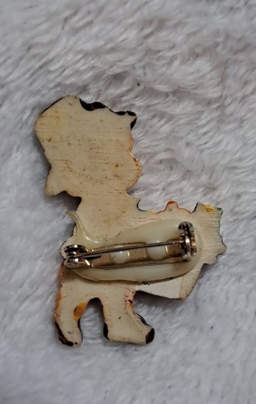 Vintage Pilgrim boy brooch, holding thanksgiving food, hard to find