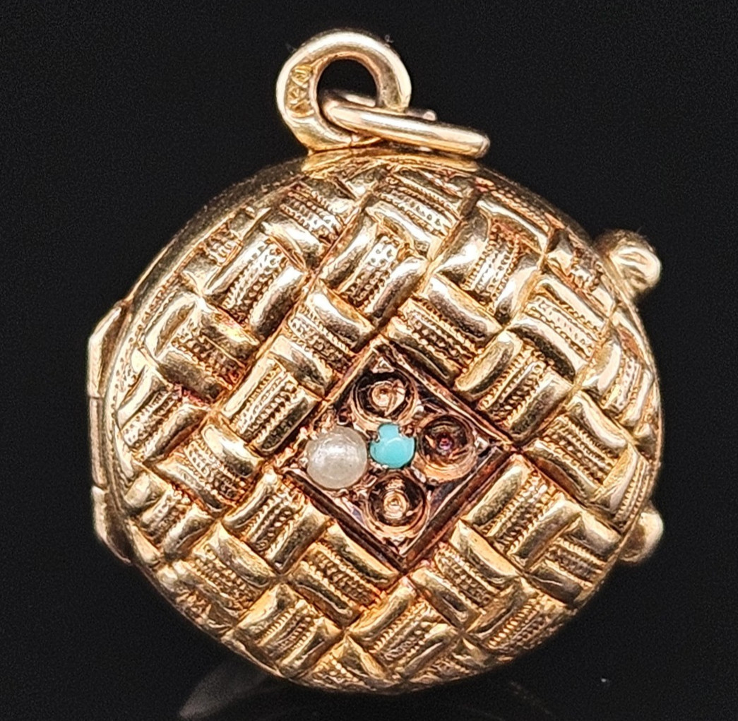 14K Gold VICTORIAN LOCKET WOVEN SUITCASE OPENS Charm Pendant Vintage