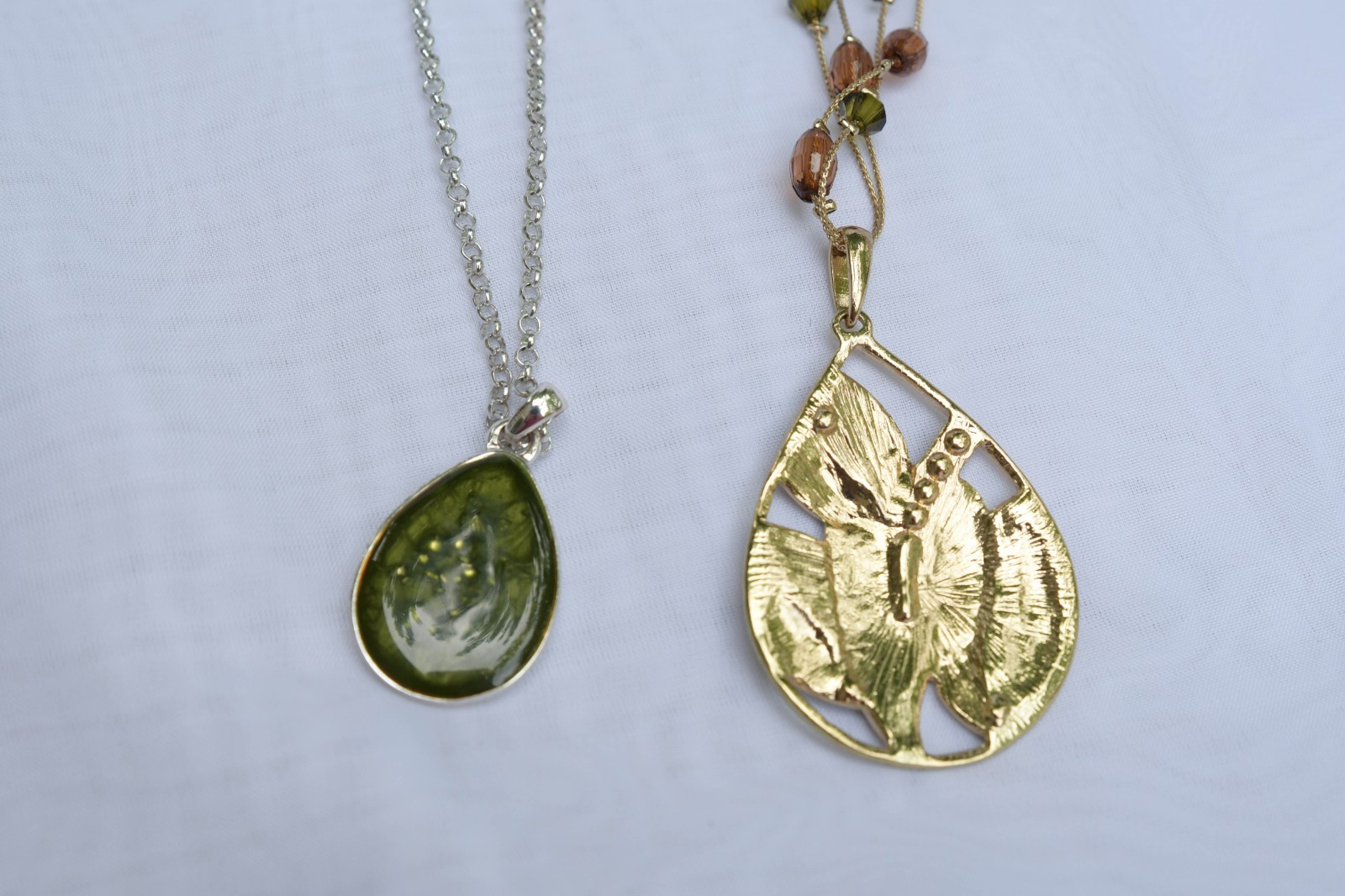 Set of 2 Vintage 90’s earth toned green, brown, gold pendant necklaces