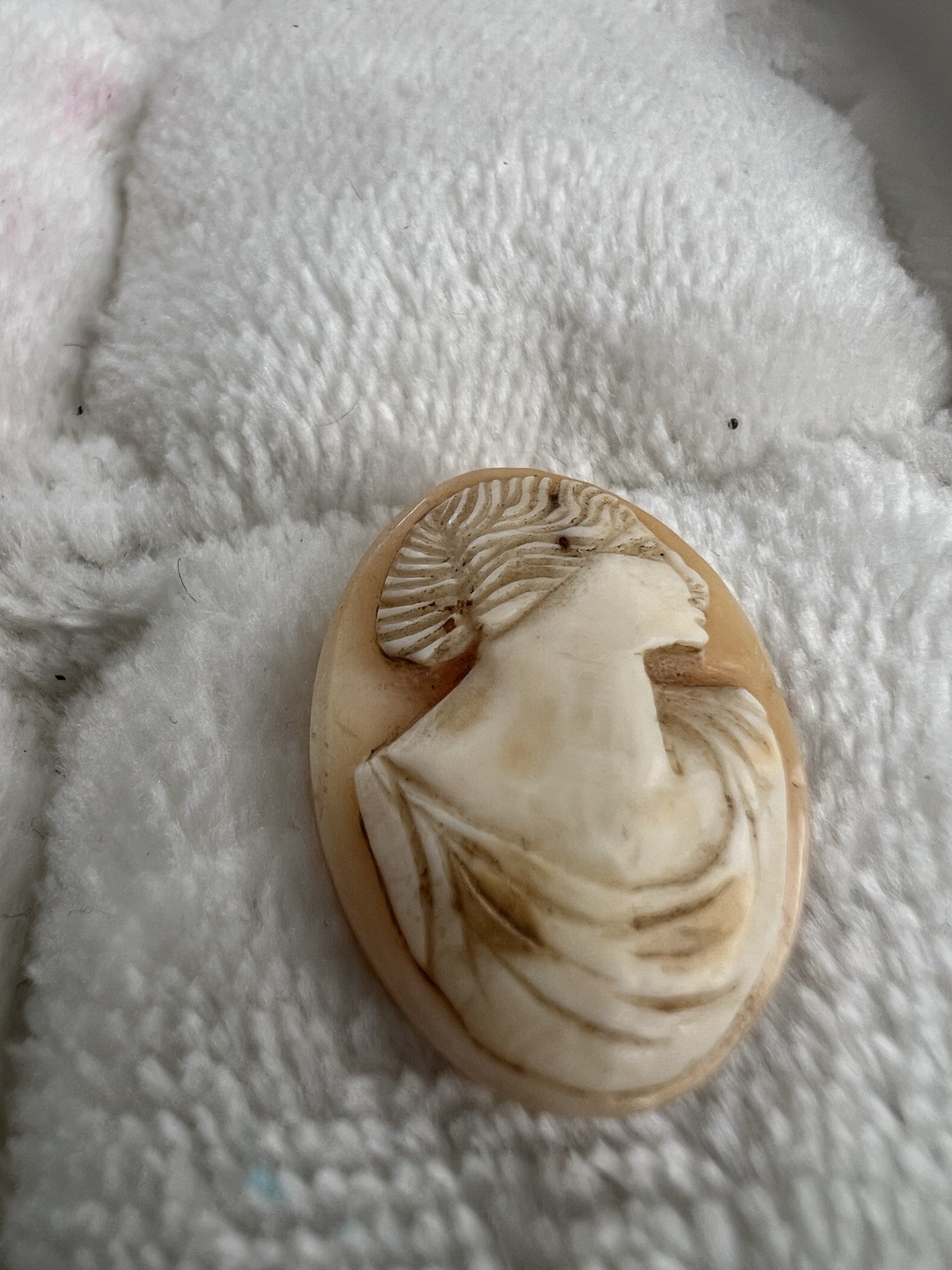 vintage unmounted oval Profile cameo features a hand-carved shell