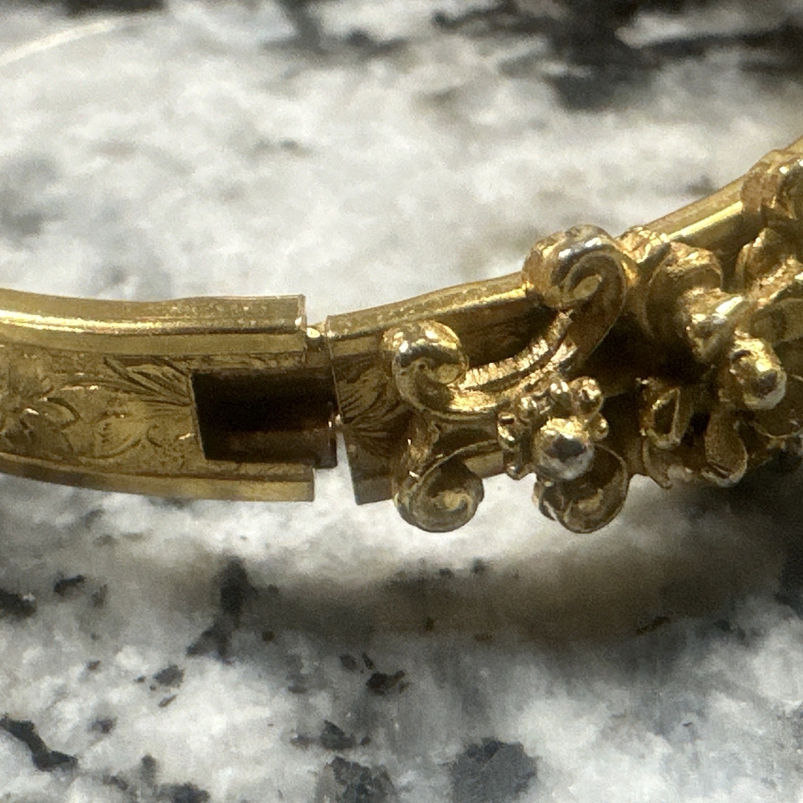 Vintage FLORENZA Bangle Bracelet Cameo Seed Pearls Gold Tone Hinged 6 1/4”