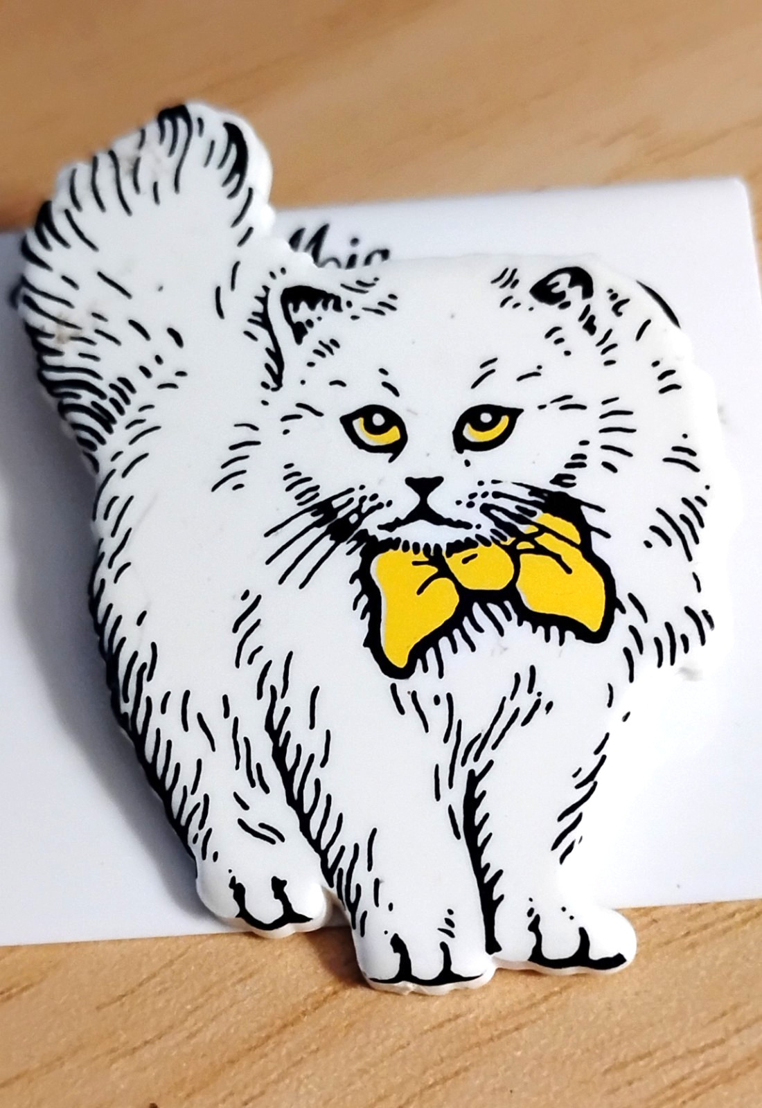 Cara Mia Hard Plastic White Persian Cat Yellow Bow United Kingdom Brooch 2.5″