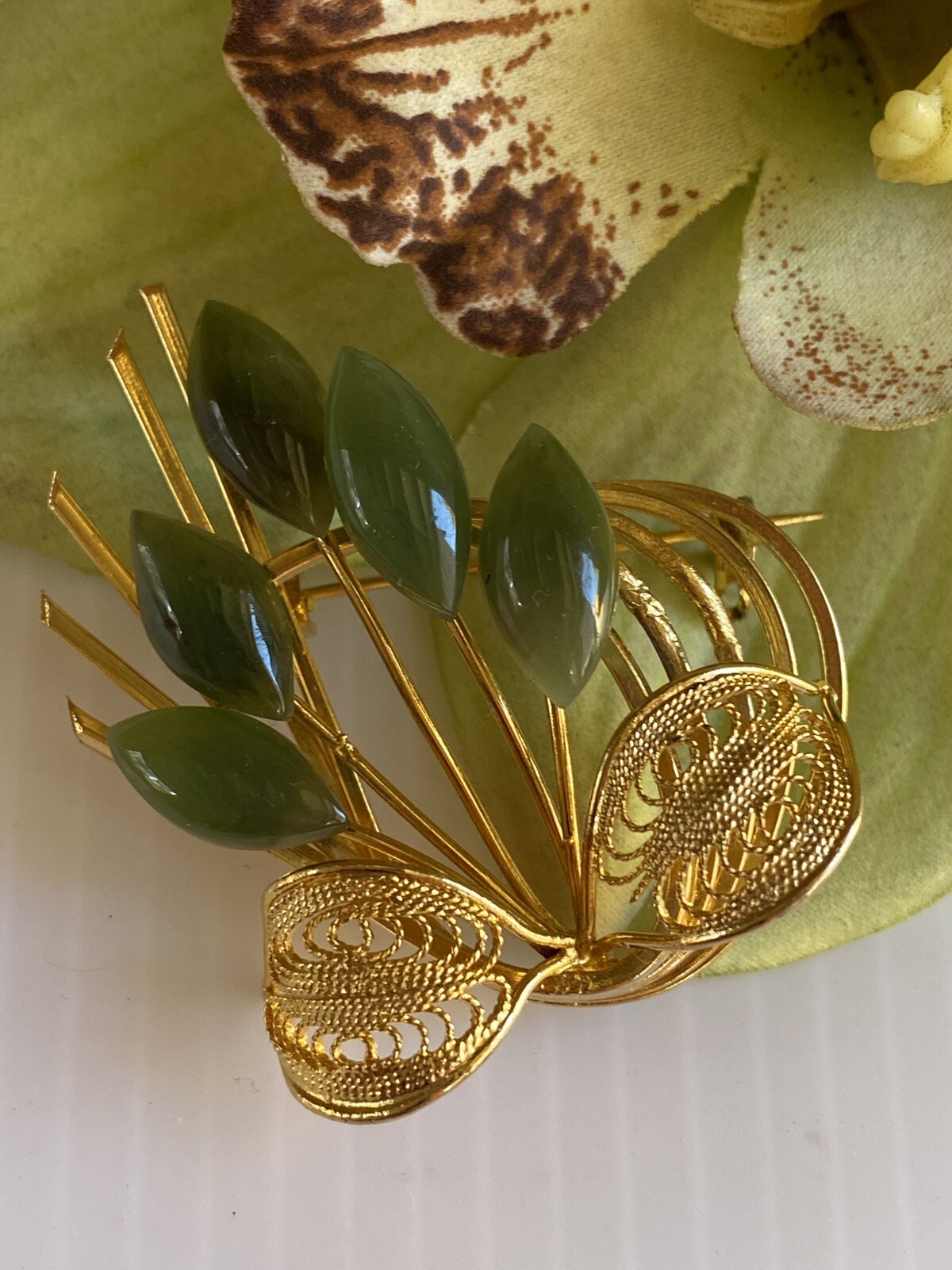 VINTAGE Jade Filigree Brooch Pin Gold Tone Bouquet China Gem Corporation Taiwan