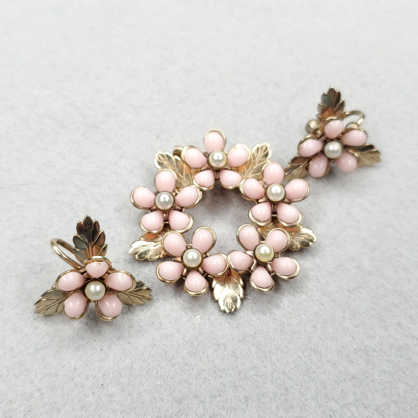 Vintage Flower Brooch Screw Back Earrings Set Pink Brushed Gold Tone 1 1/2″ 7/8″
