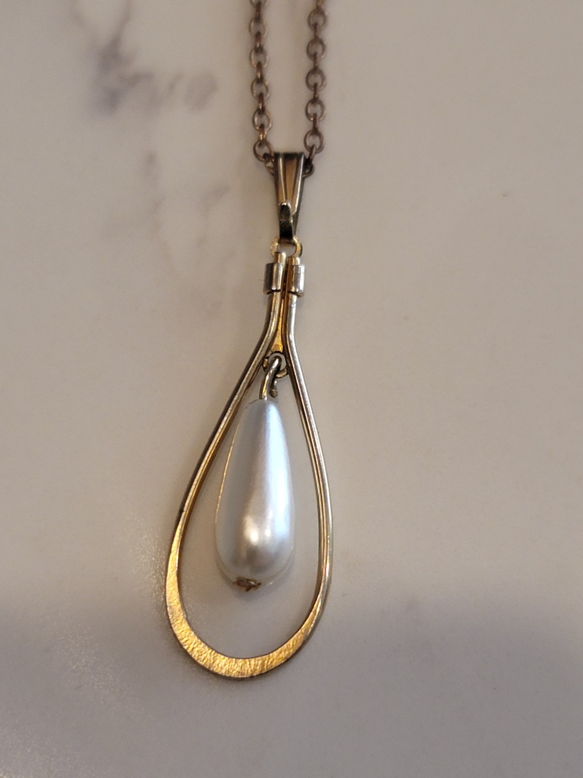 Vintage Gold Tone Faux Pearl Teardrop Pendant Necklace 18″ Costume Jewelry