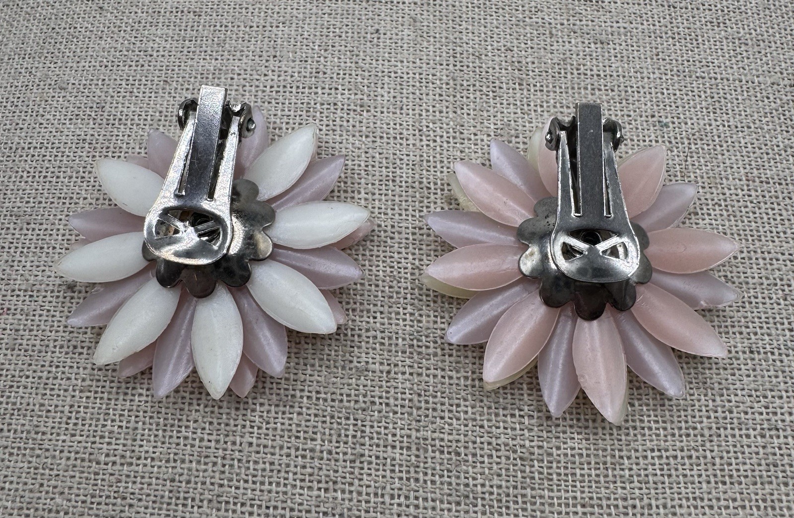Vintage Interchangeable Plastic Daisy Flower Clip On Silver Tone Earrings