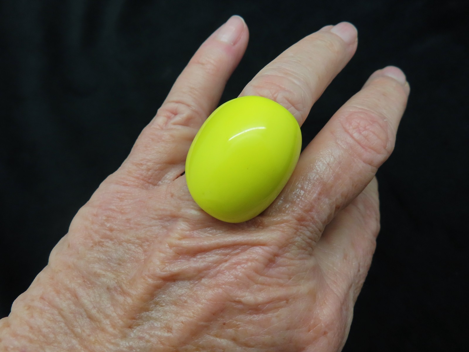 Vintage 1960’s Mod Bright Yellow Lucite Ring SZ 8