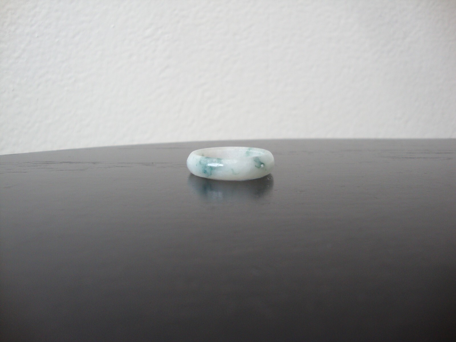 VINTAGE 1970s HONG KONG HANDMADE MOTTLE LIGHT GREEN JADE 2MM X 6MM BAND SZ 11.25