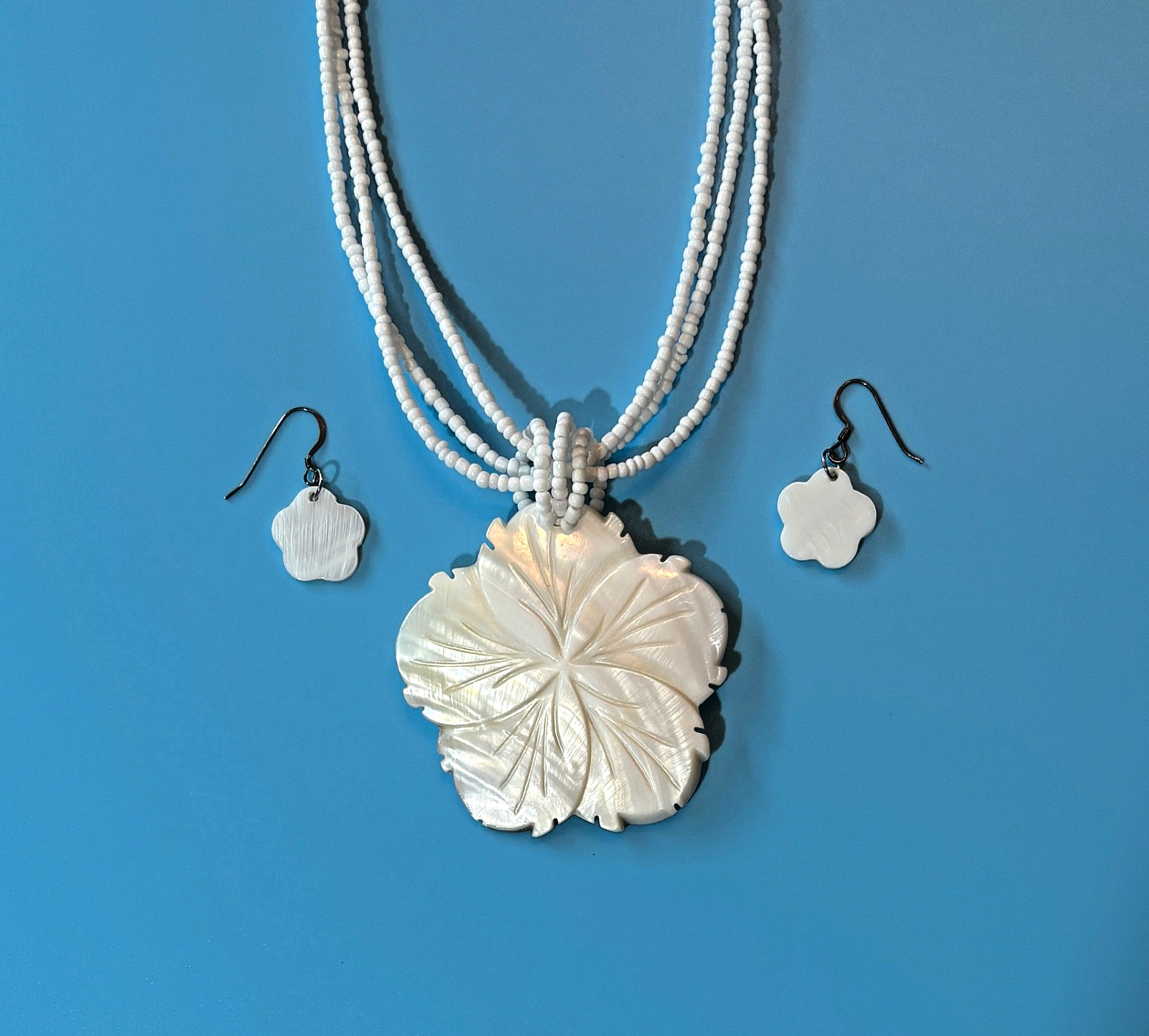 Vtg Mother of Pearl Necklace & Pierced Earrings Set Flower 1980s Island Wedding