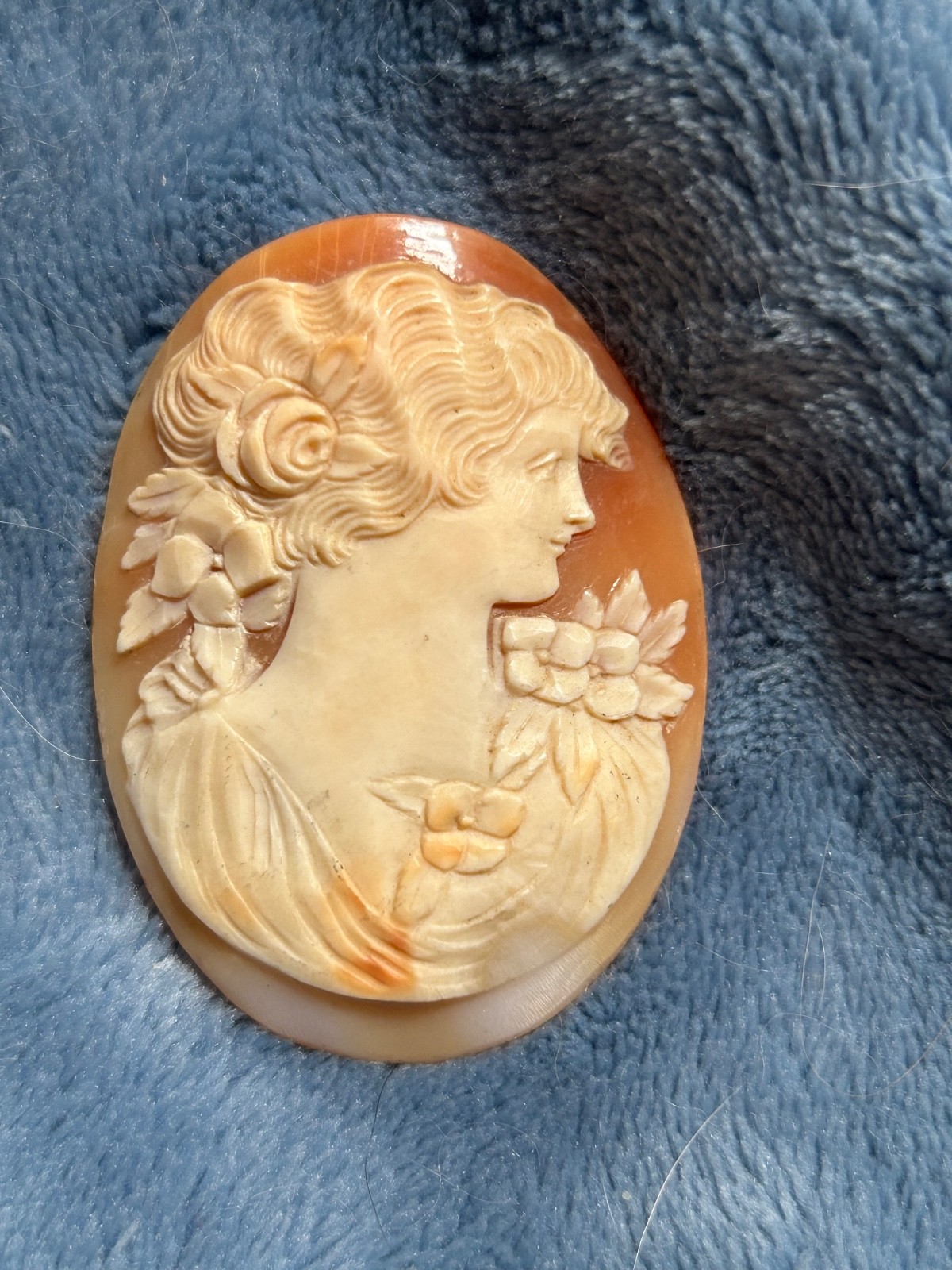 Vintage Shell unmounted cameo women w rose in hair 2 1/8 x 1 5/8”