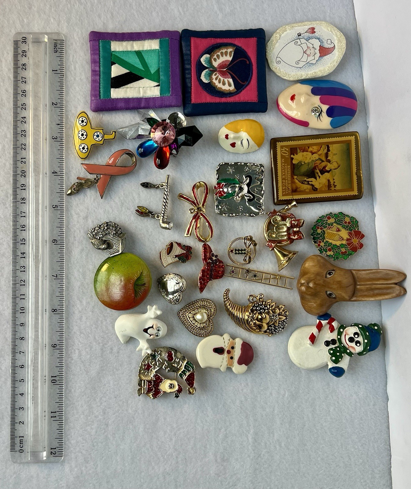 Lot Of 28 Vintage Brooches 9oz Holiday, Figural, Metal, Stone, Plastic Pre Owned
