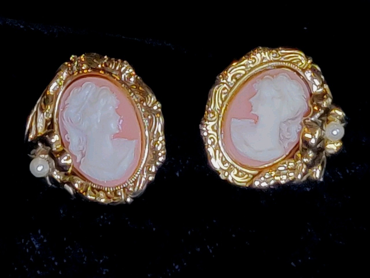 Vtg Goldtone Acrylic Cameos Facing Each Other 3D Frame Flower Faux Pearl Center